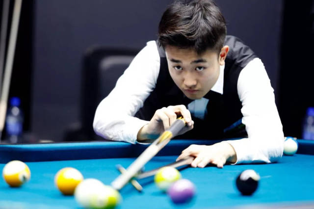 容显得格外 容显得格外